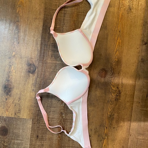 Victoria’s Secret 🤫 Bra 32B ❤️ - Picture 2 of 3